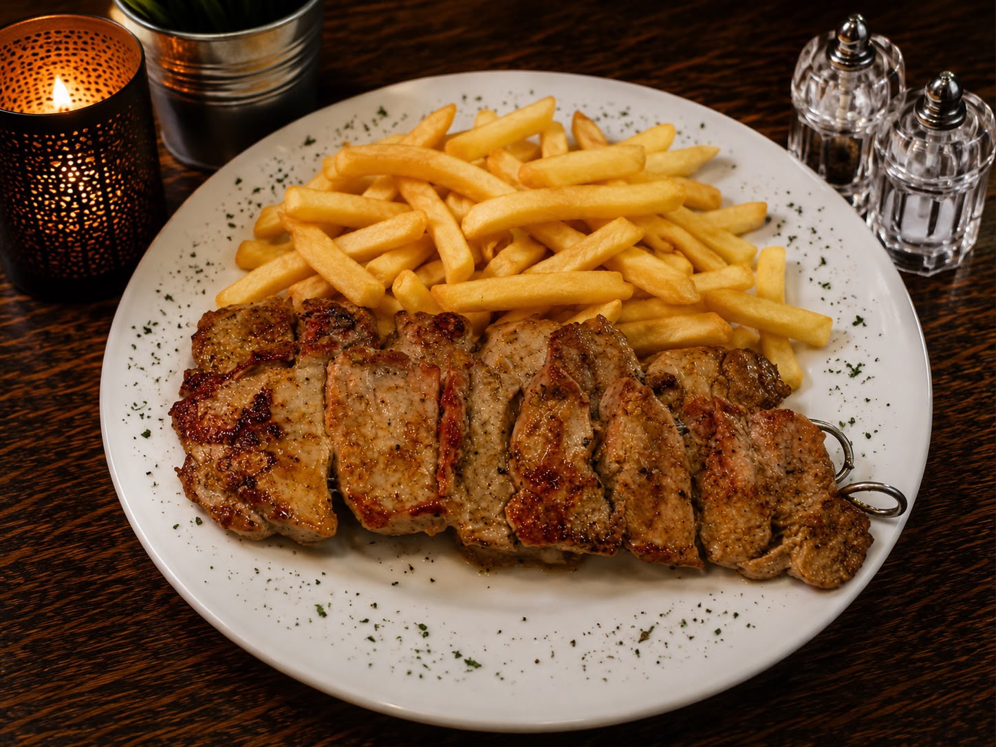 Rasnici-Spieße mit Beilagen